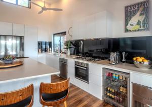 3 Bedroom Villa, Great Views, Buggy Hamilton Island