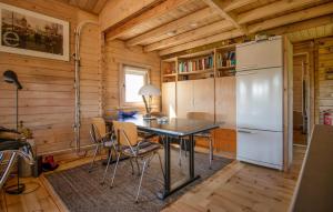 1 Bedroom Stunning Home In Menaam