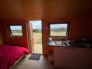 1 Bed Hut - Sleeps 2 - Parking - Smoking