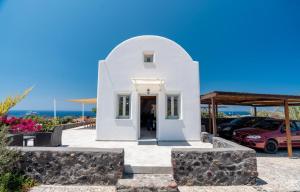 Avra Villa with Sunset View & Hot Tub in Oia