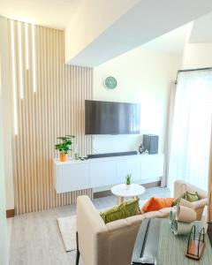 Cozy 1BR with 3 Balconies across Roxas Night Market