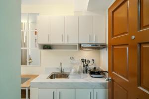 Cozy 1BR with 3 Balconies across Roxas Night Market