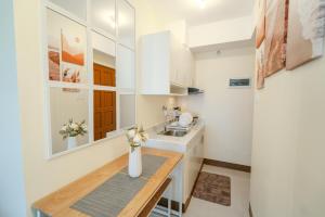 Cozy 1BR with 3 Balconies across Roxas Night Market