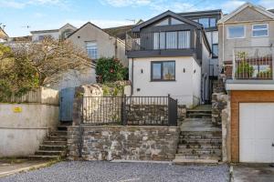 Castle View Top floor Apartment