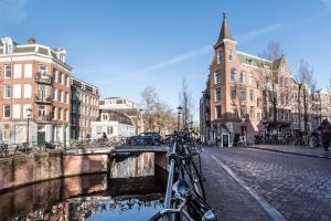 Panoramic canalview apartment