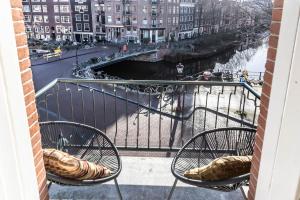 Panoramic canalview apartment