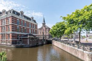 Panoramic canalview apartment