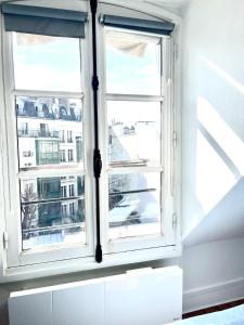 Steps to Arc De Triomphe, Paris 17 Studio