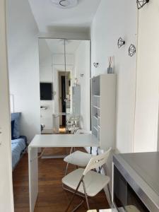 Steps to Arc De Triomphe, Paris 17 Studio