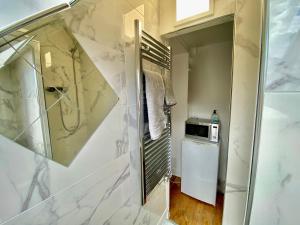 Steps to Arc De Triomphe, Paris 17 Studio