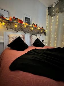 Maisons de vacances Le Monde Ephemere d-Emilie Nuits insolites themes Noel Halloween St Valentin : Maison 1 Chambre