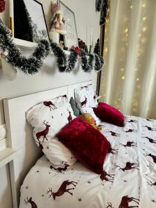 Maisons de vacances Le Monde Ephemere d-Emilie Nuits insolites themes Noel Halloween St Valentin : Maison 1 Chambre