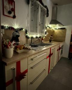 Maisons de vacances Le Monde Ephemere d-Emilie Nuits insolites themes Noel Halloween St Valentin : photos des chambres