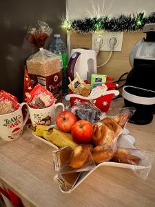 Maisons de vacances Le Monde Ephemere d-Emilie Nuits insolites themes Noel Halloween St Valentin : photos des chambres