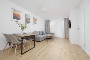 Łucka Bright Apartment with Parking in Warsaw by Noclegi Renters
