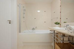 Łucka Bright Apartment with Parking in Warsaw by Noclegi Renters