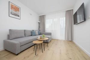 Łucka Bright Apartment with Parking in Warsaw by Noclegi Renters