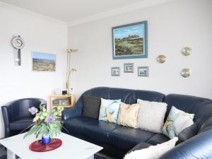 2-Zimmer-Appartement im 1. Obergeschoss mit Hallenschwimmbad und Sauna.