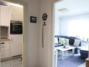 2-Zimmer-Appartement im 1. Obergeschoss mit Hallenschwimmbad und Sauna.