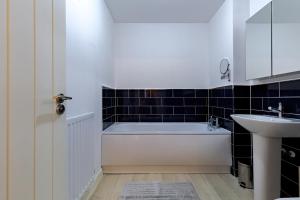 Spacious 3BR, 3BA, Parking Wi-Fi Banbury