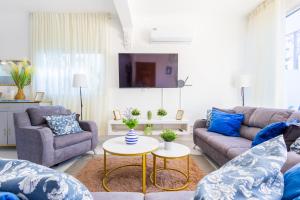 3BR Villa with Pool, Rooftop, and BBQ - Gated Area