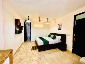 Hotel Hauz Khas Inn Near Hauz Khas Fort and Deer Park