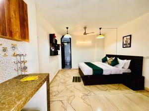 Hotel Hauz Khas Inn Near Hauz Khas Fort and Deer Park