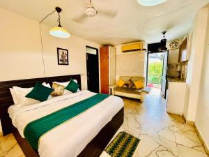 Hotel Hauz Khas Inn Near Hauz Khas Fort and Deer Park