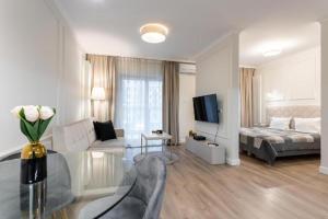 Urban Chic - Mennica Residence Luxury Stay for 10 Guests in Central Warsaw