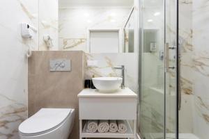 Urban Chic - Mennica Residence Luxury Stay for 10 Guests in Central Warsaw