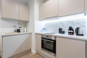 Urban Chic - Mennica Residence Luxury Stay for 10 Guests in Central Warsaw