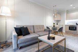 Urban Chic - Mennica Residence Luxury Stay for 10 Guests in Central Warsaw