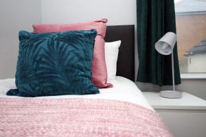 Spacious 4 bedroom house - Moira Lodge by Tŷ SA