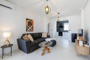 Jasmine - Bright Modern Apartment with Rooftop & Pool