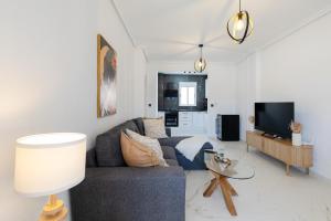 Jasmine - Bright Modern Apartment with Rooftop & Pool