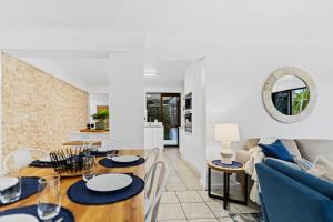 Rainforest & Reef Retreat - Esplanade Ground-Floor Apartment