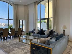 Palm Jumeirah Beachfront private pool villa 5 BR & 1 maids room with access to beach