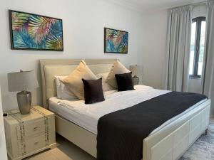 Palm Jumeirah Beachfront private pool villa 5 BR & 1 maids room with access to beach