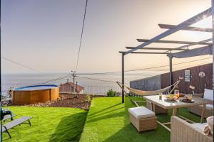 Hibiscus House by YOUR KEY