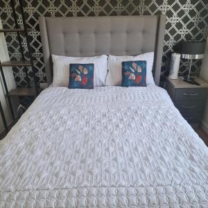 Stunning canal view 2 bedroom home with free parking