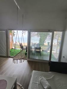 Serenity Apartment By The Lake
