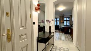 Artecento Premium by the Oder River, Wrocław Old Town, secure and free two-car underground parking, 24h self check-in