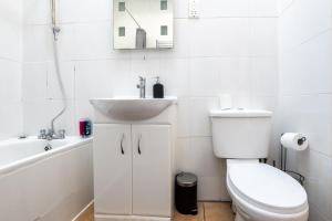 Huge 4 BR, 30s to Tube, 3 Bath & Gym Gear