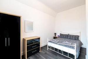 Colwyn Bay Two Bedroom Apartment by Guestz