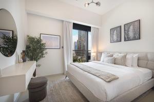 Act 1 Act 2 Towers, Luxury 4BR, Full Burj Khalifa View Balcony, Pool, Gym