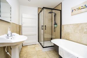 Luxury Cheshire Farmhouse -Sleeps 14 -Hot Tub