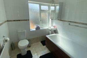 4 Bd House - Sleeps 8 with Garden & Parking