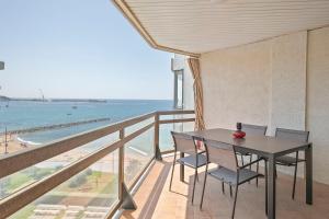 Piso familiar con piscina frente al mar