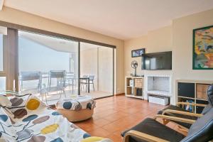 Piso familiar con piscina frente al mar