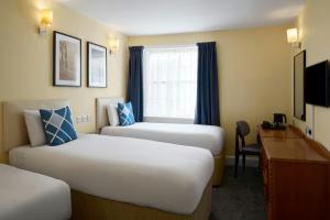 Standard Triple Room with Three Twin Beds room in Kings Hotel